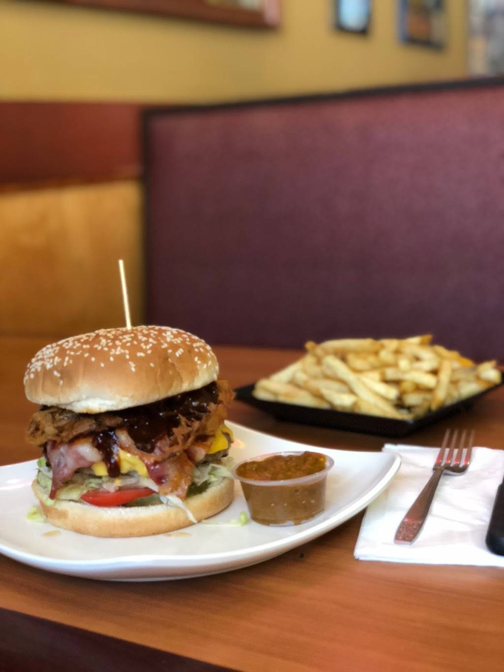 Chili Coast Burgers | restaurant | 1330 E Vista Way #1, Vista, CA 92084, USA | 7607261187 OR +1 760-726-1187