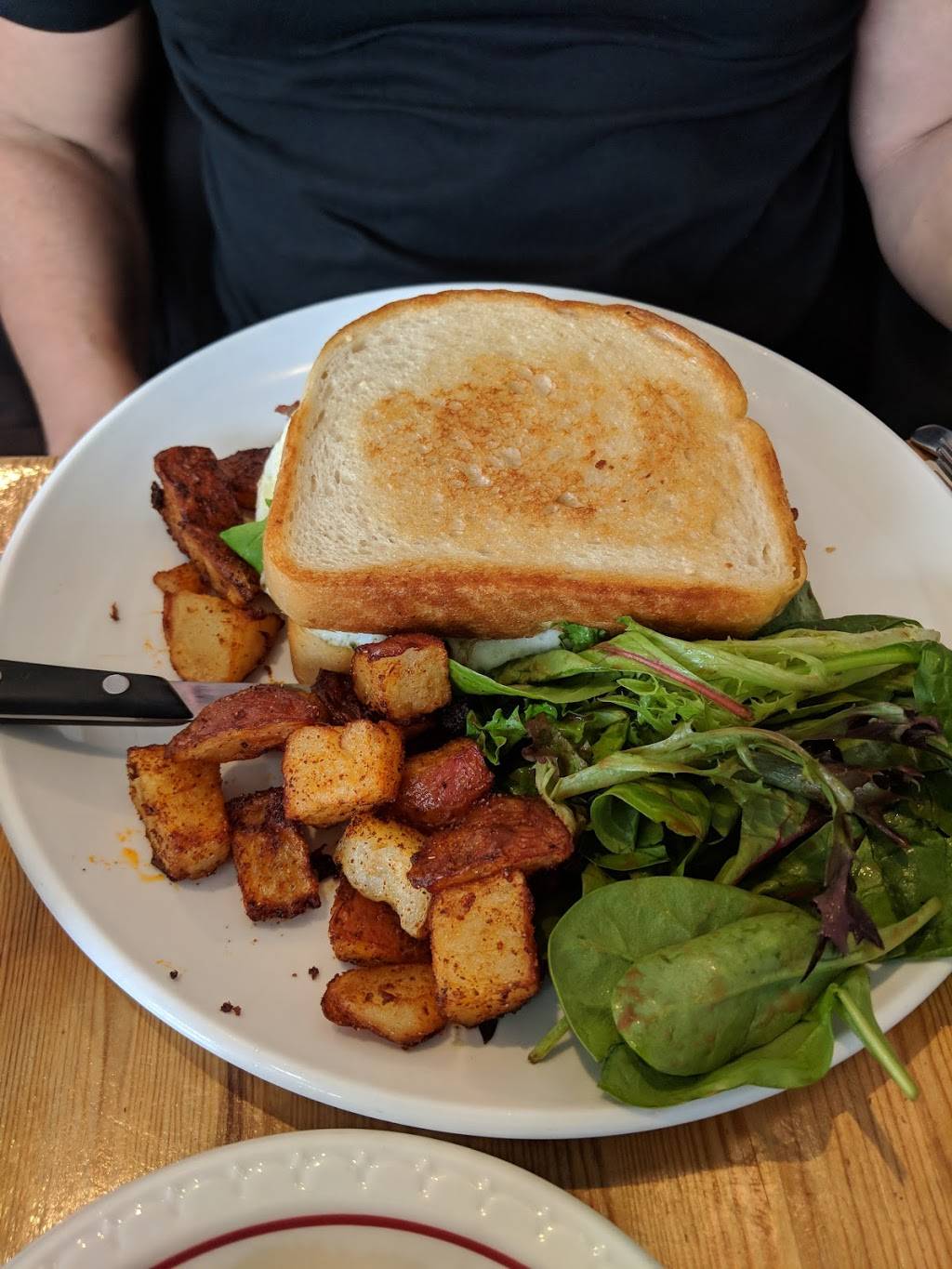 Esencia Urban Kitchen | restaurant | 3351 N Broadway, Chicago, IL 60657, USA | 7734728553 OR +1 773-472-8553