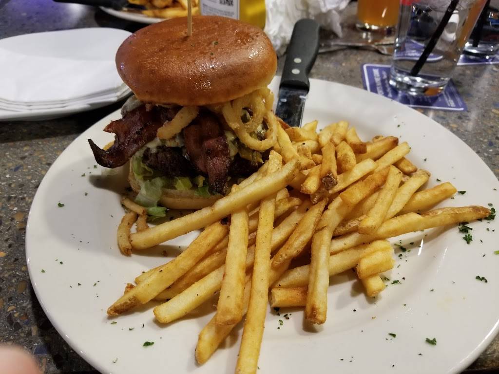 Bostons Restaurant & Sports Bar | restaurant | 3324 Owen Rd, Fenton, MI 48430, USA | 8107505800 OR +1 810-750-5800