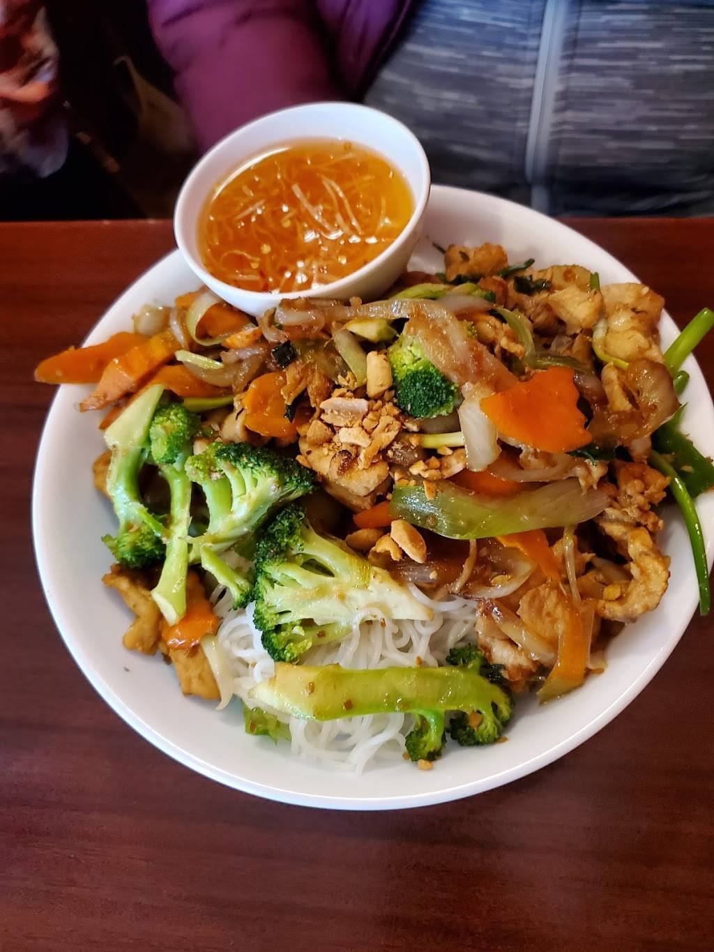 Pho Chau | restaurant | 1014 N Broadway Ave, Rochester, MN 55906, USA | 5072813342 OR +1 507-281-3342