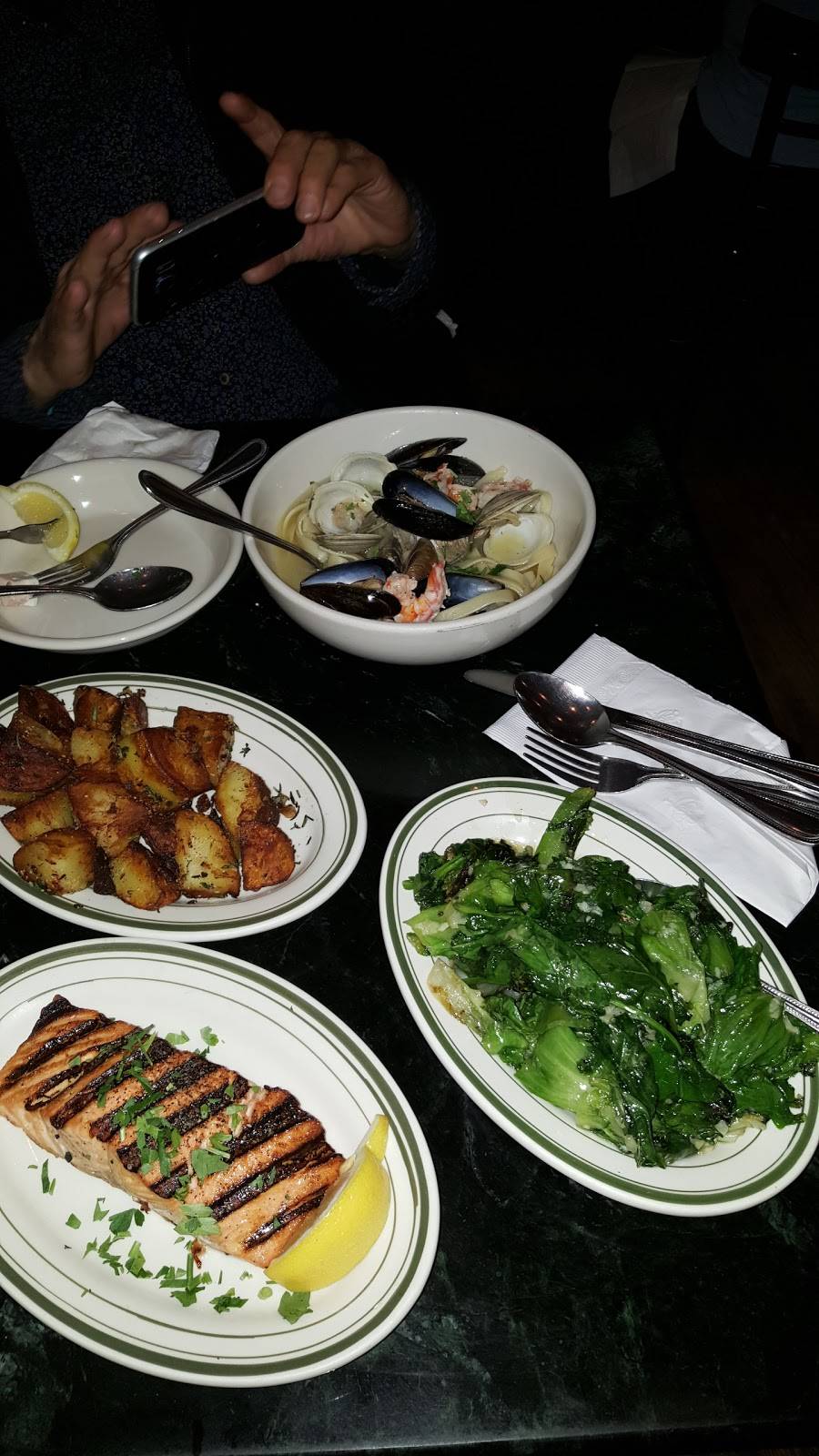 Dmitris | restaurant | 944 N 2nd St, Philadelphia, PA 19123, USA | 2155924550 OR +1 215-592-4550