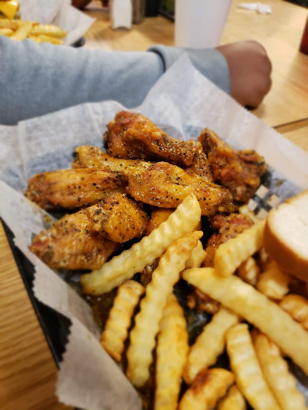 J Bs Wing Stop & Burgers | restaurant | 105 E 1st Ave B, Crossett, AR 71635, USA | 8703646800 OR +1 870-364-6800