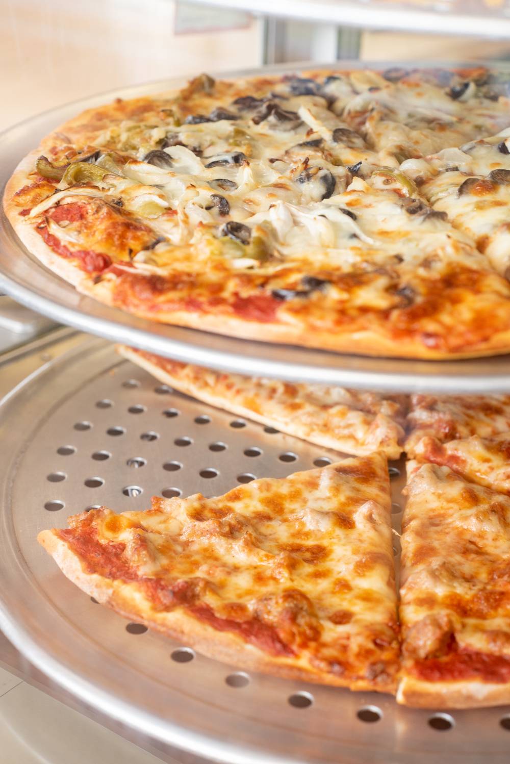 Emilios Pizza | restaurant | 8537 S Harlem Ave, Burbank, IL 60459, USA | 7085297039 OR +1 708-529-7039