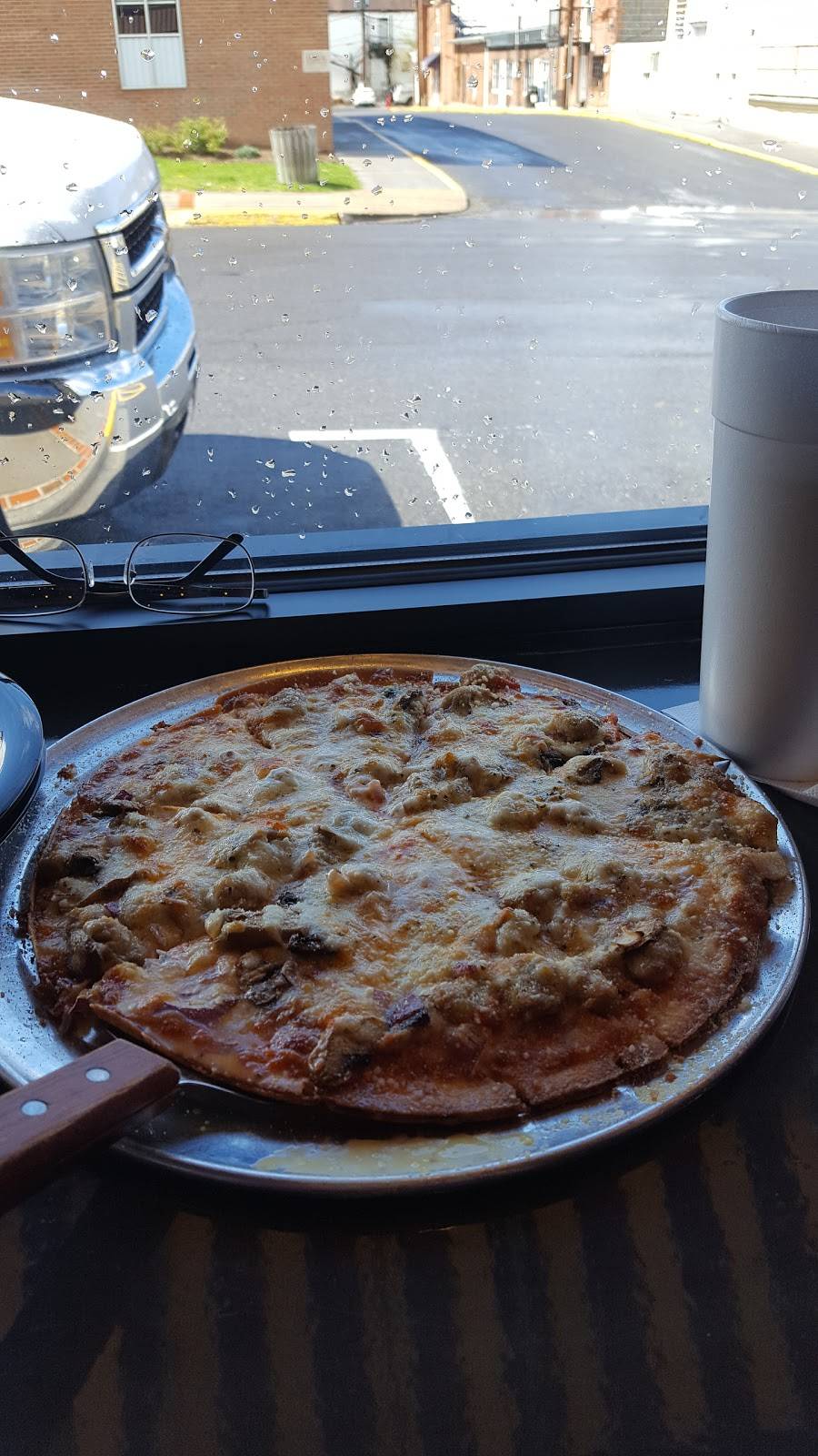 Papas Pizzeria & Subs | restaurant | 111 Tazewell St, Pearisburg, VA 24134, USA | 5409211333 OR +1 540-921-1333