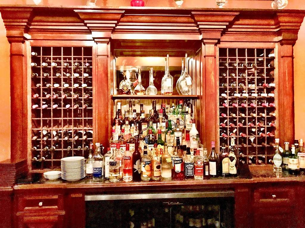 Avellinos Italian Restaurant | restaurant | 1813 Post Rd, Fairfield, CT 06824, USA | 2032541458 OR +1 203-254-1458