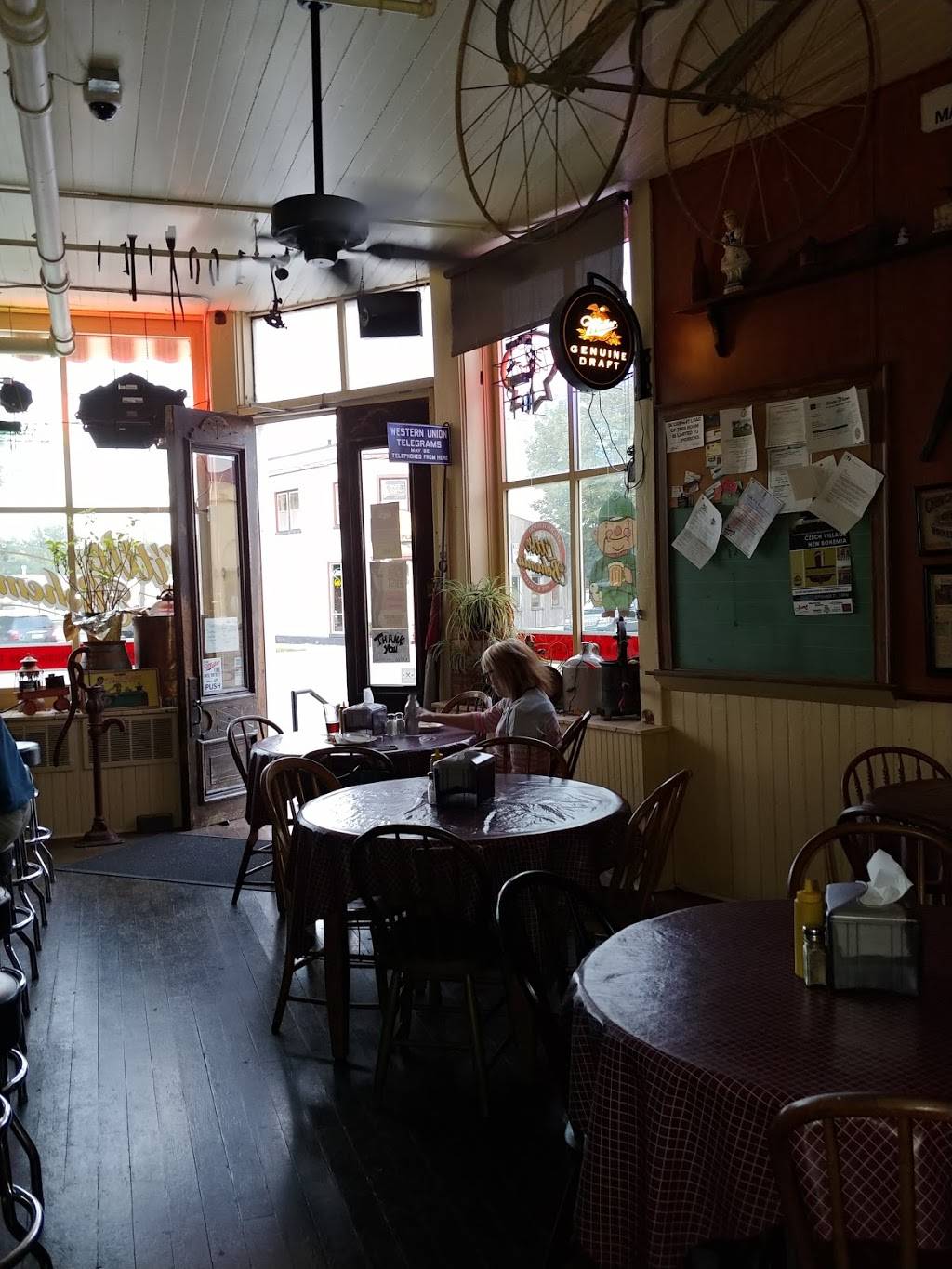 Little Bohemia | restaurant | 1317 3rd St SE, Cedar Rapids, IA 52401, USA | 3193666262 OR +1 319-366-6262