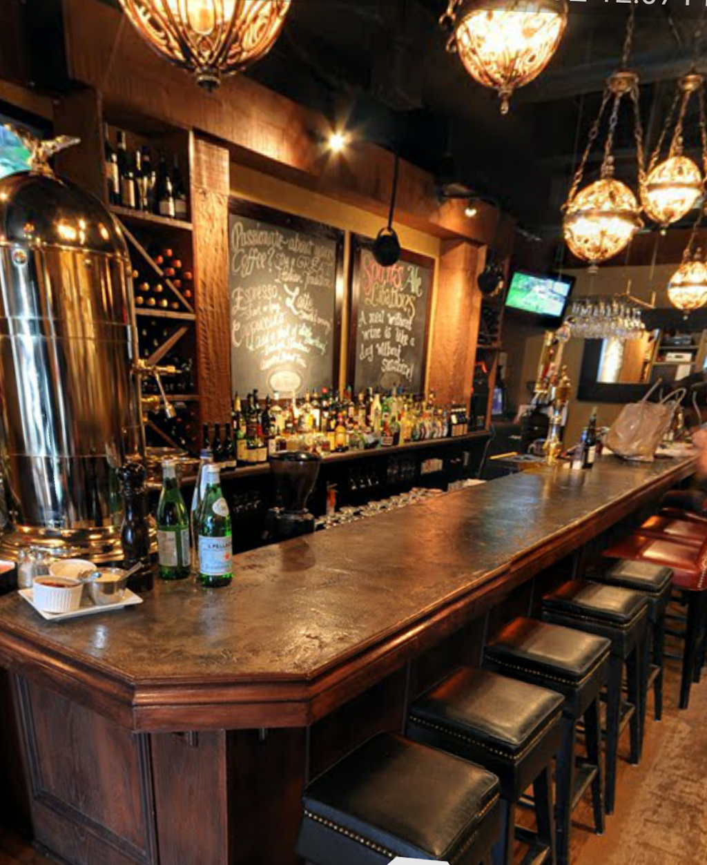 Vitos Pizzeria | night club | 1731 Wyandotte St E, Windsor, ON N8Y 1E1, Canada | 5199156145 OR +1 519-915-6145