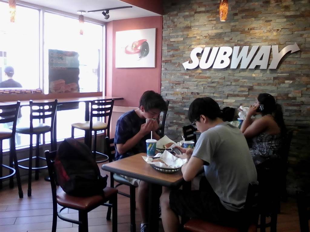 Subway | restaurant | 1395 Queen St W Main Floor, Toronto, ON M6K 1M3, Canada | 6473408101 OR +1 647-340-8101