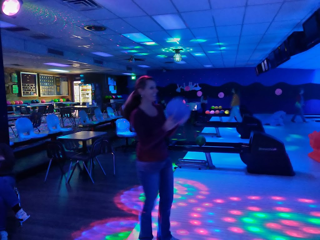 Centennial Lanes | restaurant | 2400 Vine St, Hays, KS 67601, USA | 7856252916 OR +1 785-625-2916