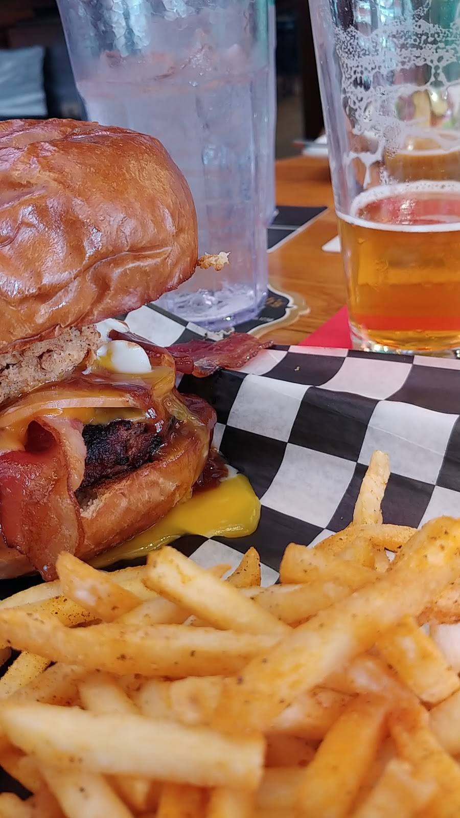 Charlie Hoopers | restaurant | 12 W 63rd St, Kansas City, MO 64113, USA | 8163618841 OR +1 816-361-8841