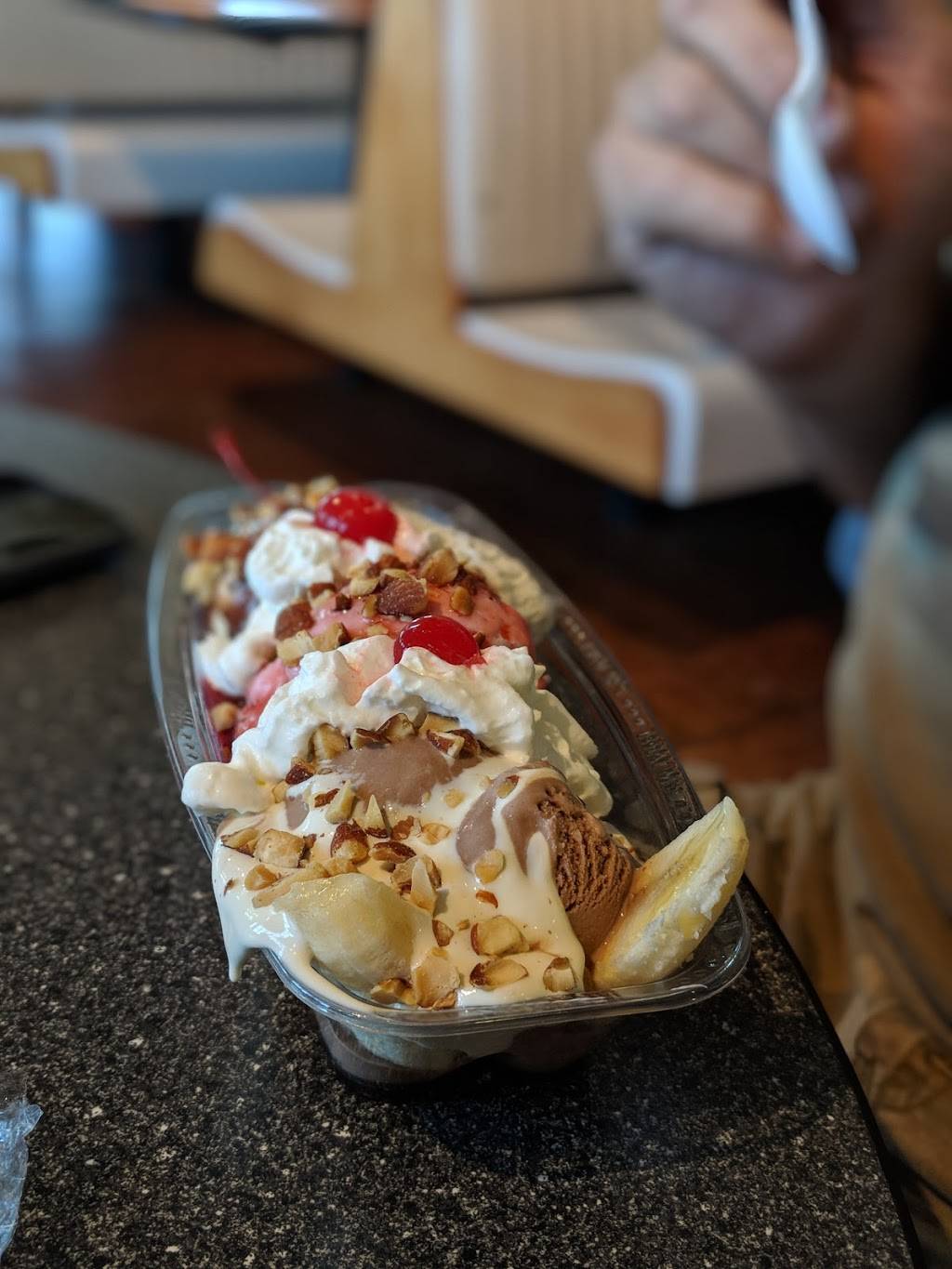 Braums Ice Cream & Burger Restaurant | restaurant | 701 S 32nd St, Muskogee, OK 74401, USA | 9186873007 OR +1 918-687-3007