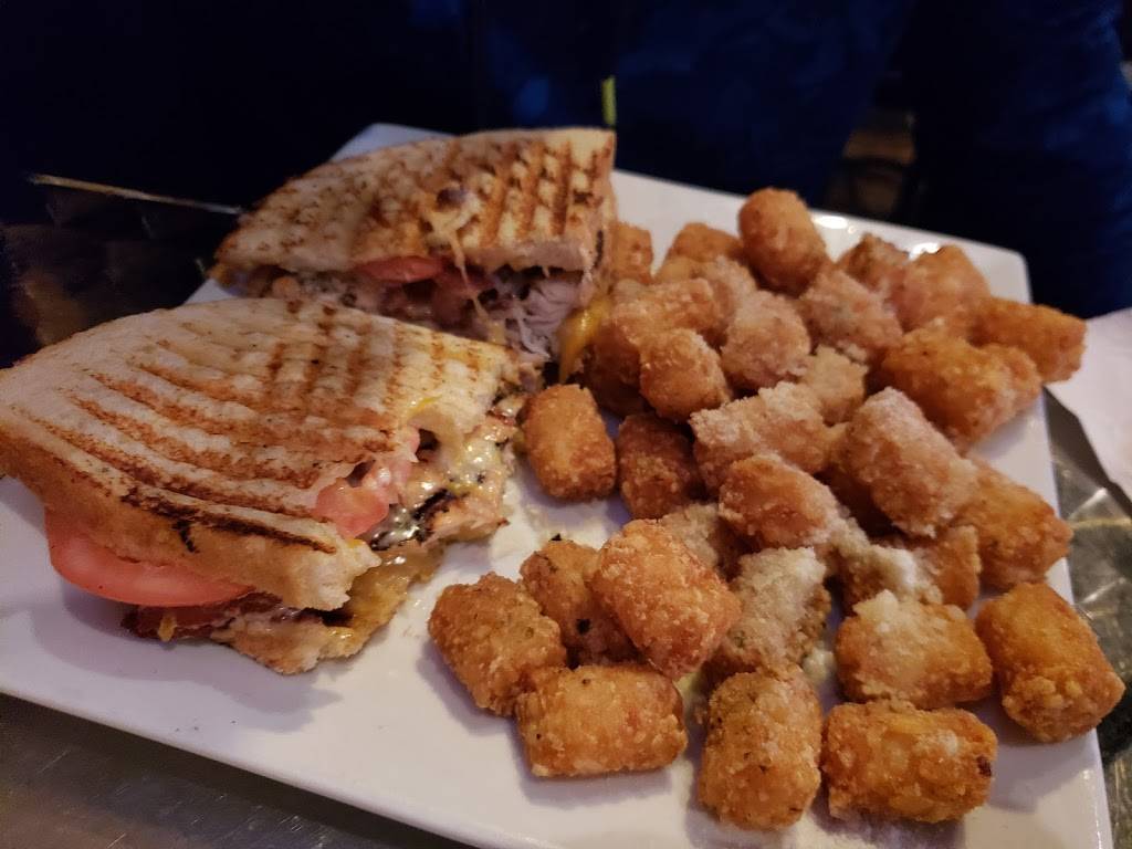 Momos Sports Bar | restaurant | 1917, 350 Union Ave, Holbrook, NY 11741, USA | 6316489669 OR +1 631-648-9669