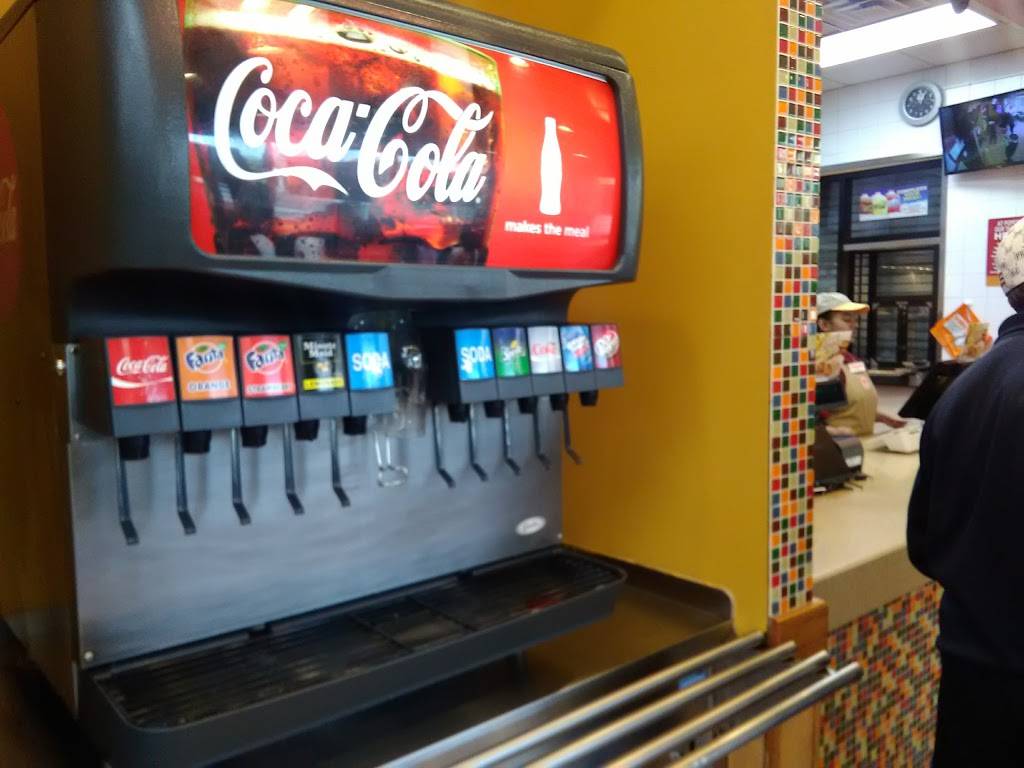 Popeyes Louisiana Kitchen | restaurant | 400 E Tremont Ave, Bronx, NY 10457, USA | 7182947039 OR +1 718-294-7039