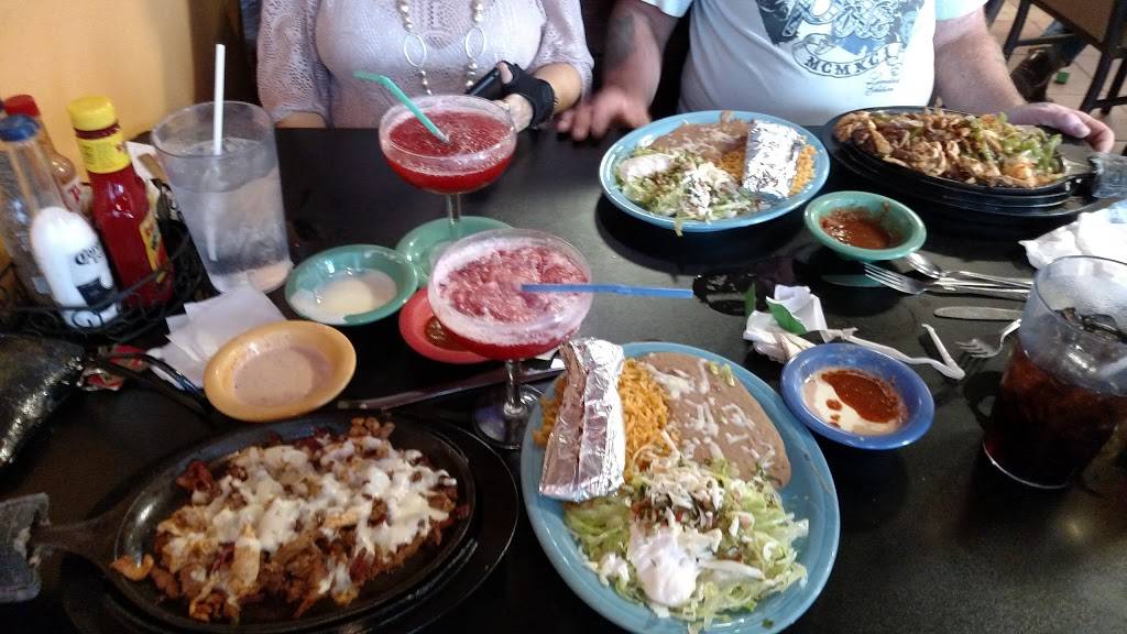 La Fuente Mexican Restaurant | restaurant | 1007 Commerce Drive, Fairfield, IL 62837, USA | 6188425000 OR +1 618-842-5000