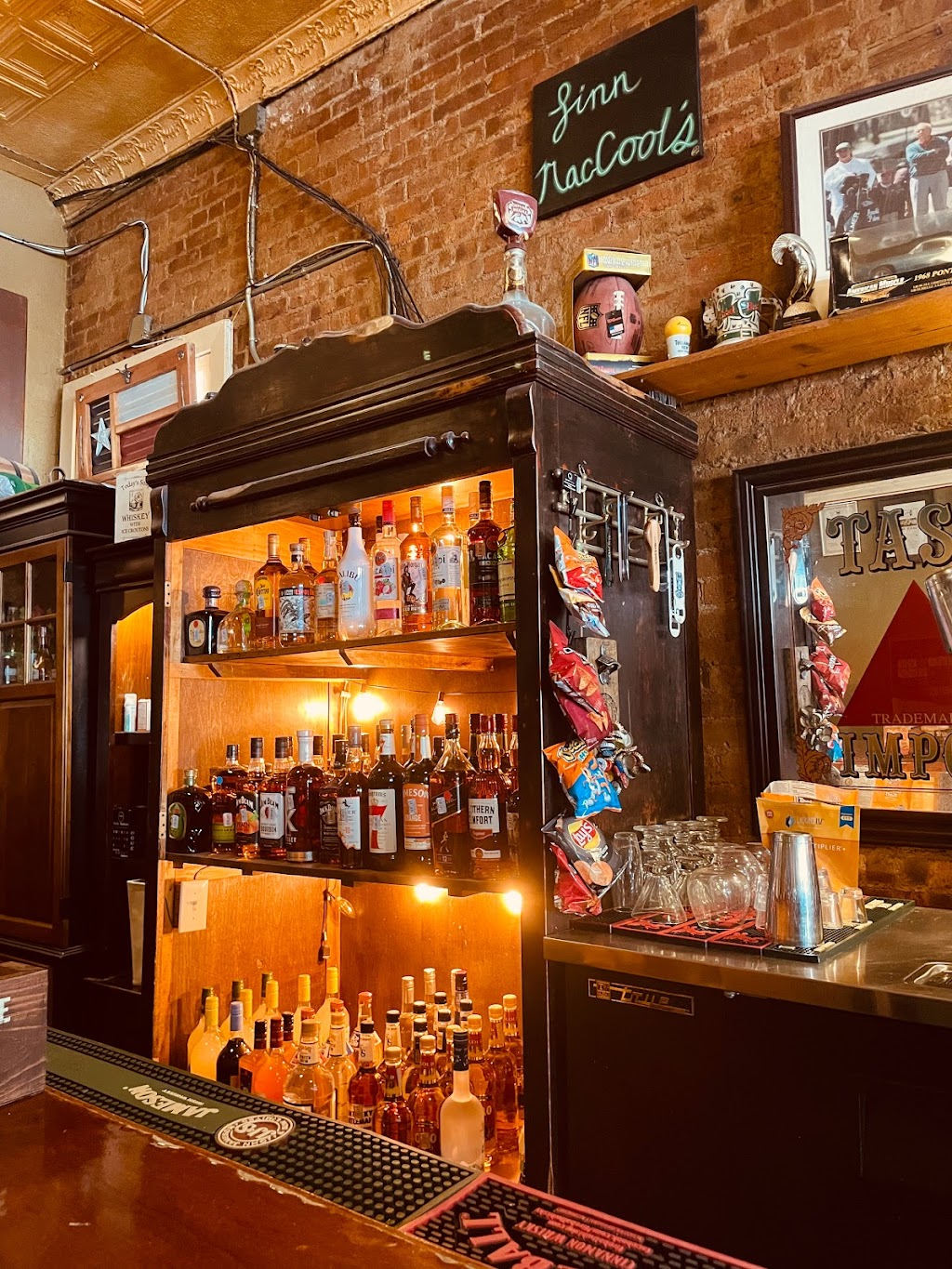 Finn MacCools Pub | restaurant | 1700 8th Ave, Fort Worth, TX 76110, USA | 8179232121 OR +1 817-923-2121