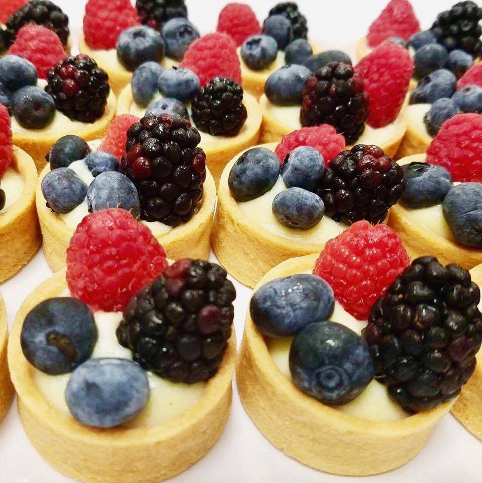 Johnnys Restaurant & Patio Bar | restaurant | 240 Aquidneck Ave, Middletown, RI 02842, USA | 4018472750 OR +1 401-847-2750