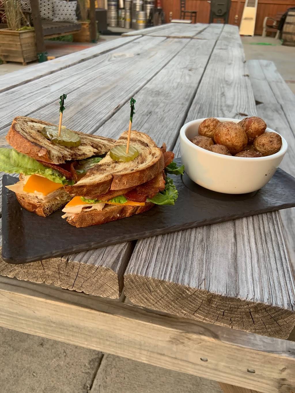 Smokehouse on Sixth | restaurant | 1318 6th Ave N, Nashville, TN 37208, USA | 6159537846 OR +1 615-953-7846