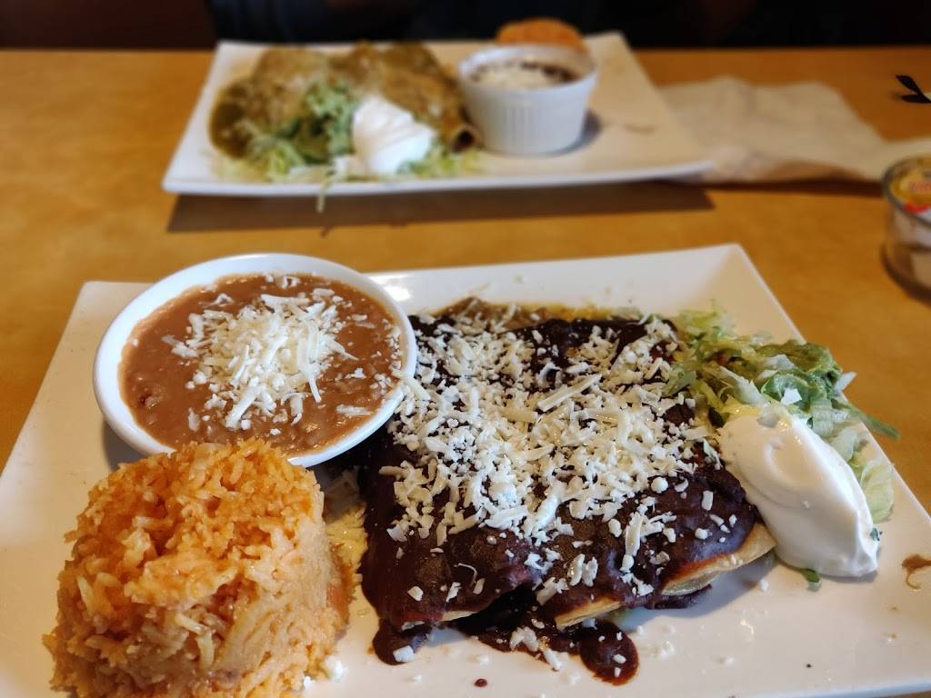 Pineapple Cafe & Mexican Grill | restaurant | 7864 S Howell Ave, Oak Creek, WI 53154, USA | 4143045756 OR +1 414-304-5756