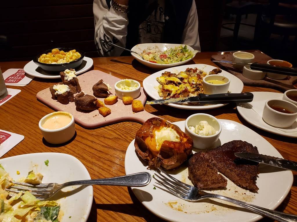 Outback Steakhouse | restaurant | 710 N US-441, The Villages, FL 32159, USA | 3524302590 OR +1 352-430-2590