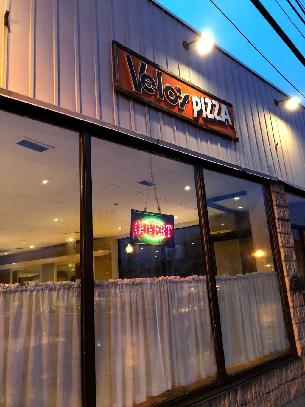 Velos Pizzeria Brochetterie | restaurant | 83 Avenue Donegani, Pointe-Claire, QC H9R 2W1, Canada | 5146955313 OR +1 514-695-5313