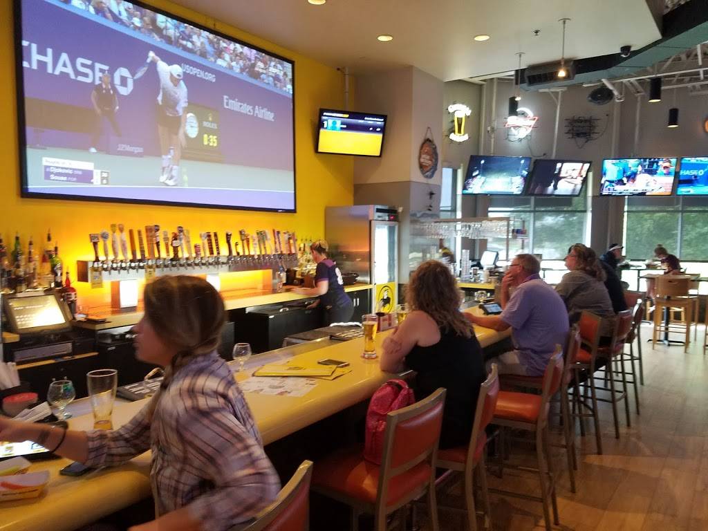 Buffalo Wild Wings | meal takeaway | 8346 3rd St N, Oakdale, MN 55128, USA | 6517349464 OR +1 651-734-9464