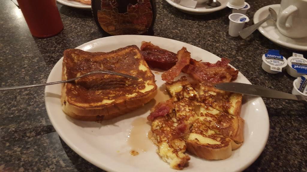 Big Top Family Restaurant | restaurant | 754 Main St E, Hamilton, ON L8M 1L1, Canada | 9055491754 OR +1 905-549-1754