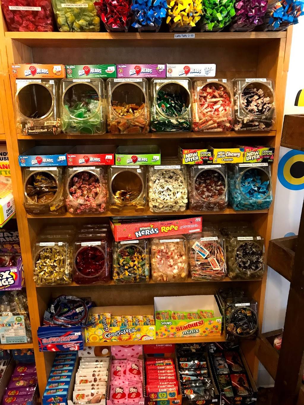 Sweet Street Candies and Goodies | restaurant | 17 W St Charles Rd, Lombard, IL 60148, USA | 6306278510 OR +1 630-627-8510