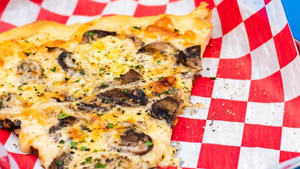 Bobs Pizza | West Loop | restaurant | 838 W Kinzie St, Chicago, IL 60642, USA | 3126679110 OR +1 312-667-9110