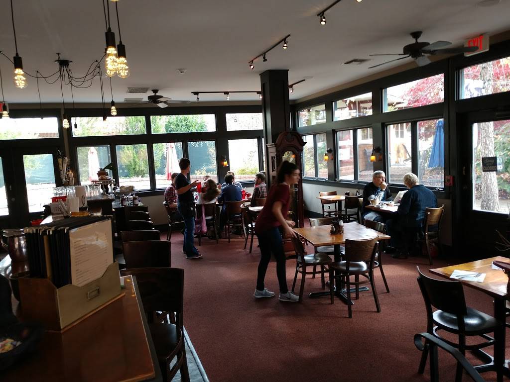 Black Bear Tavern | restaurant | 10 E Market St, Black Mountain, NC 28711, USA | 8283578470 OR +1 828-357-8470