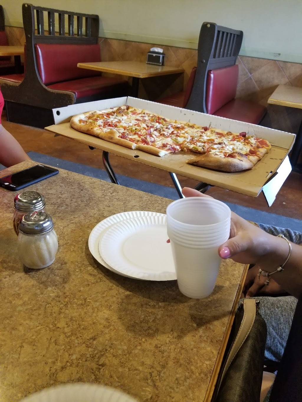 Ferrentinos Pizzeria & Pub | restaurant | 1676 Main St, Agawam, MA 01001, USA | 4137893222 OR +1 413-789-3222