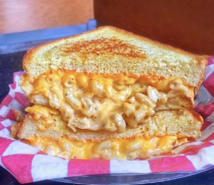 Cheesies Pub & Grub Lakeview | restaurant | 958 W Belmont Ave, Chicago, IL 60657, USA | 7733881574 OR +1 773-388-1574