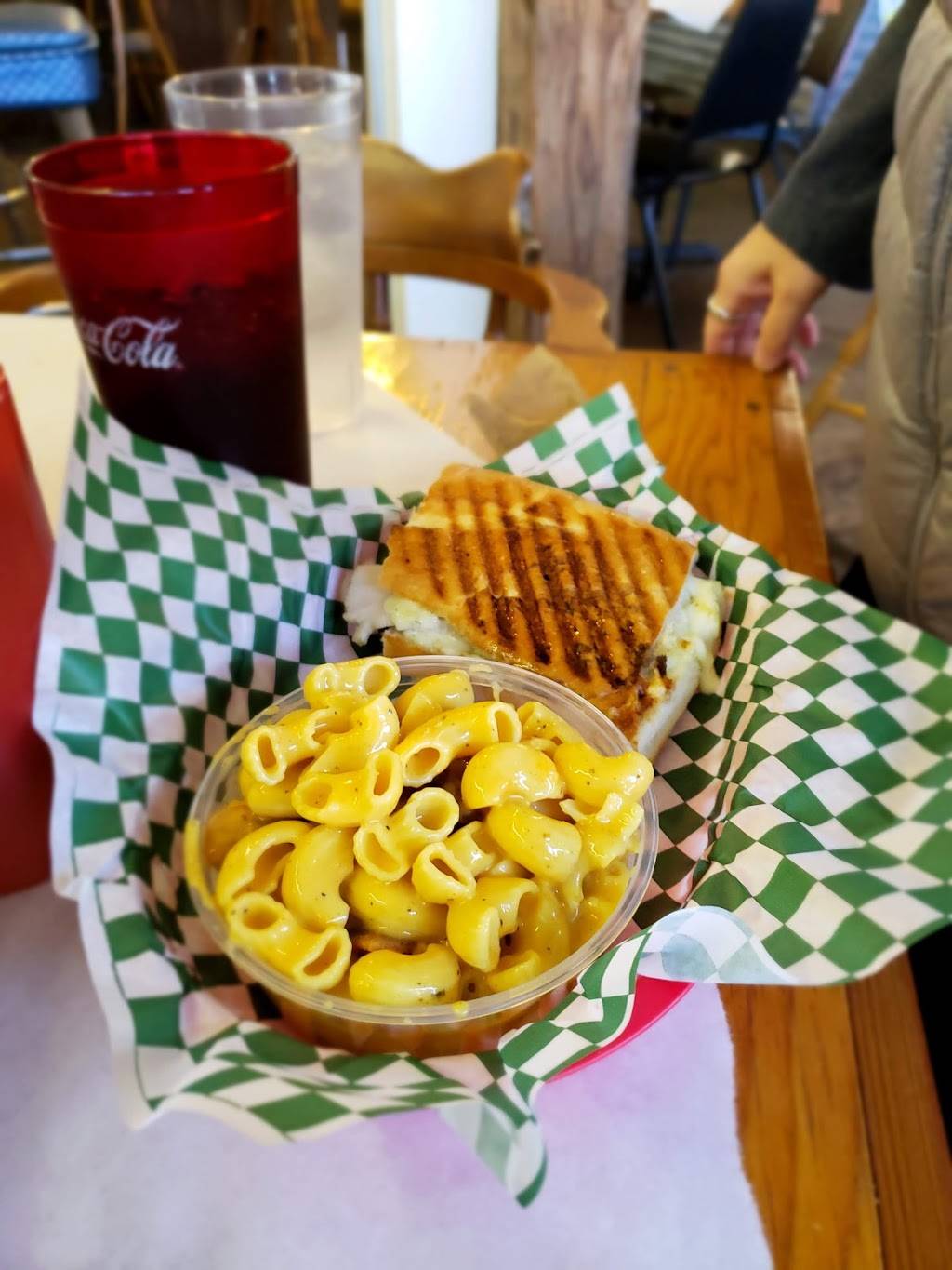 Husicks Taphouse | restaurant | 36510 Riverview Dr, Clarksburg, CA 95612, USA | 9167441599 OR +1 916-744-1599