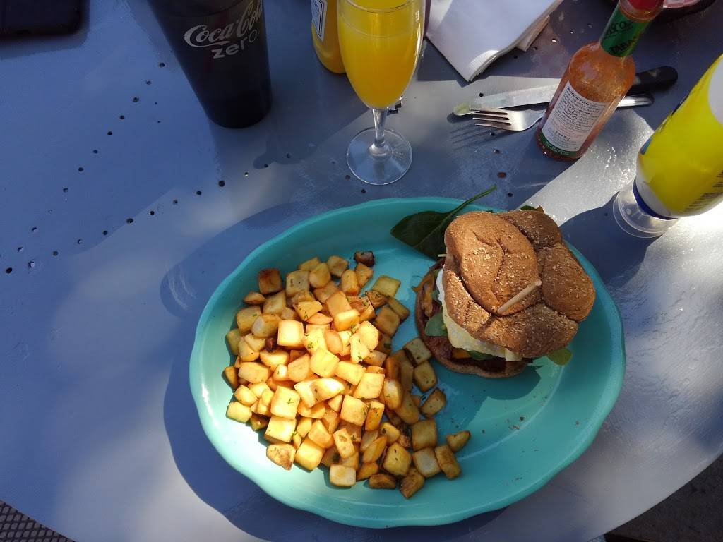 Shaws Patio Bar & Grill | restaurant | 1051 W Magnolia Ave, Fort Worth, TX 76104, USA | 8179262116 OR +1 817-926-2116