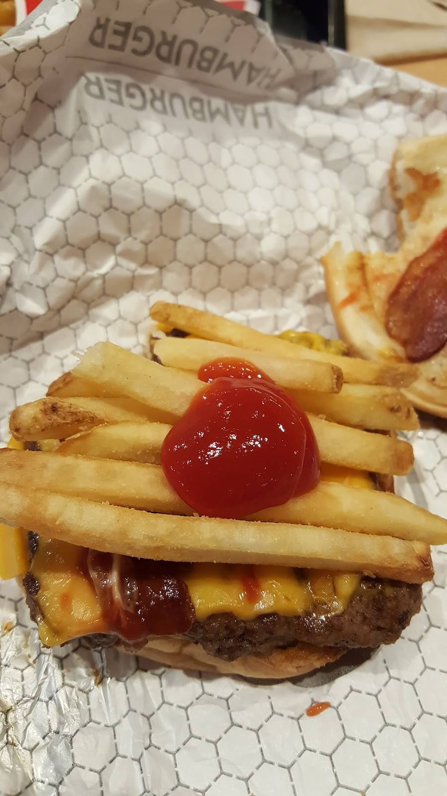 Wendys | restaurant | 1569 The Queensway, Etobicoke, ON M8Z 1T8, Canada | 4162517991 OR +1 416-251-7991