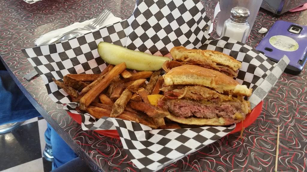 Happy Days Family Fun Spot | restaurant | 172 W State St, Granby, MA 01033, USA | 4134679073 OR +1 413-467-9073