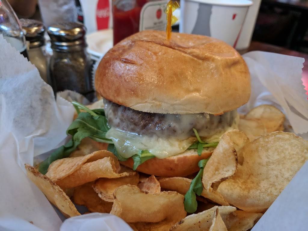 Plumbys Upstairs Burger Bar | restaurant | 140 Thames St, Newport, RI 02840, USA | 4018496334 OR +1 401-849-6334