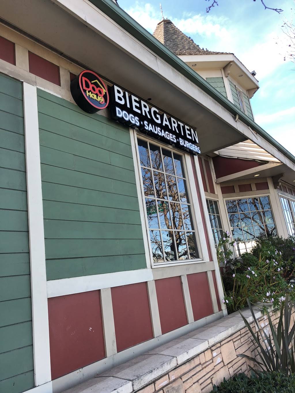 Dog Haus Biergarten Belmont | meal takeaway | 1000 El Camino Real, Belmont, CA 94002, USA | 6504533748 OR +1 650-453-3748