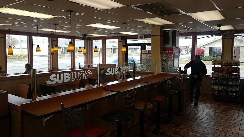 Subway | restaurant | 200 East Lincoln Ave, Charleston, IL 61920, USA | 2173487827 OR +1 217-348-7827