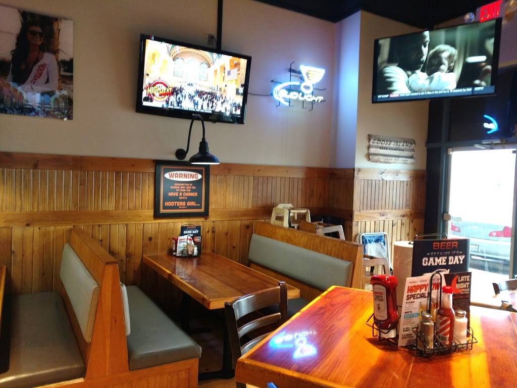 Hooters | meal takeaway | 301 Market Pl Suite C, Fairview Heights, IL 62208, USA | 6183983374 OR +1 618-398-3374