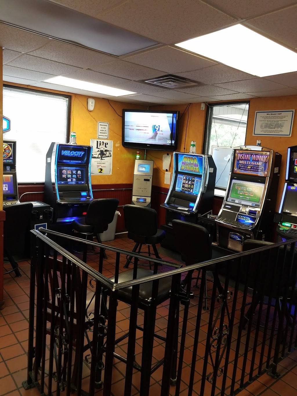 Hometown Gyros | restaurant | 2550 E Sauk Trail, Sauk Village, IL 60411, USA | 7087576864 OR +1 708-757-6864