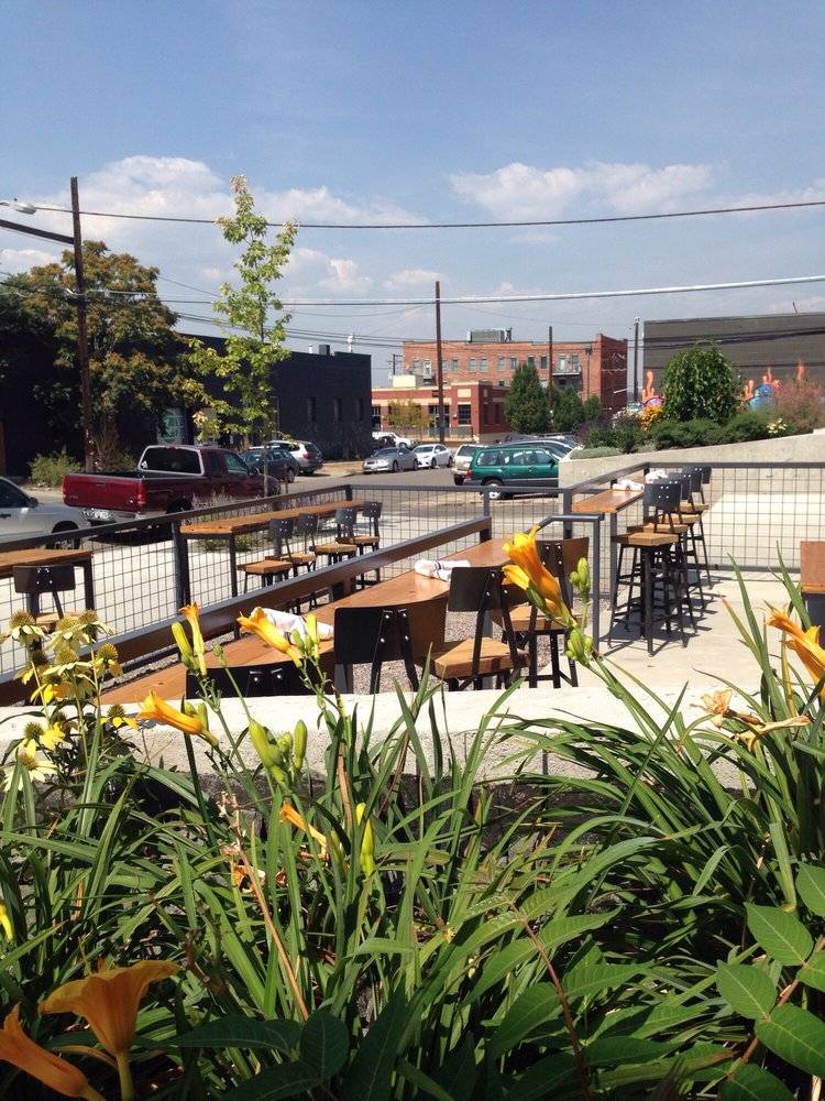 First Draft Taproom & Kitchen | restaurant | 1309 26th St, Denver, CO 80205, USA | 3037368400 OR +1 303-736-8400