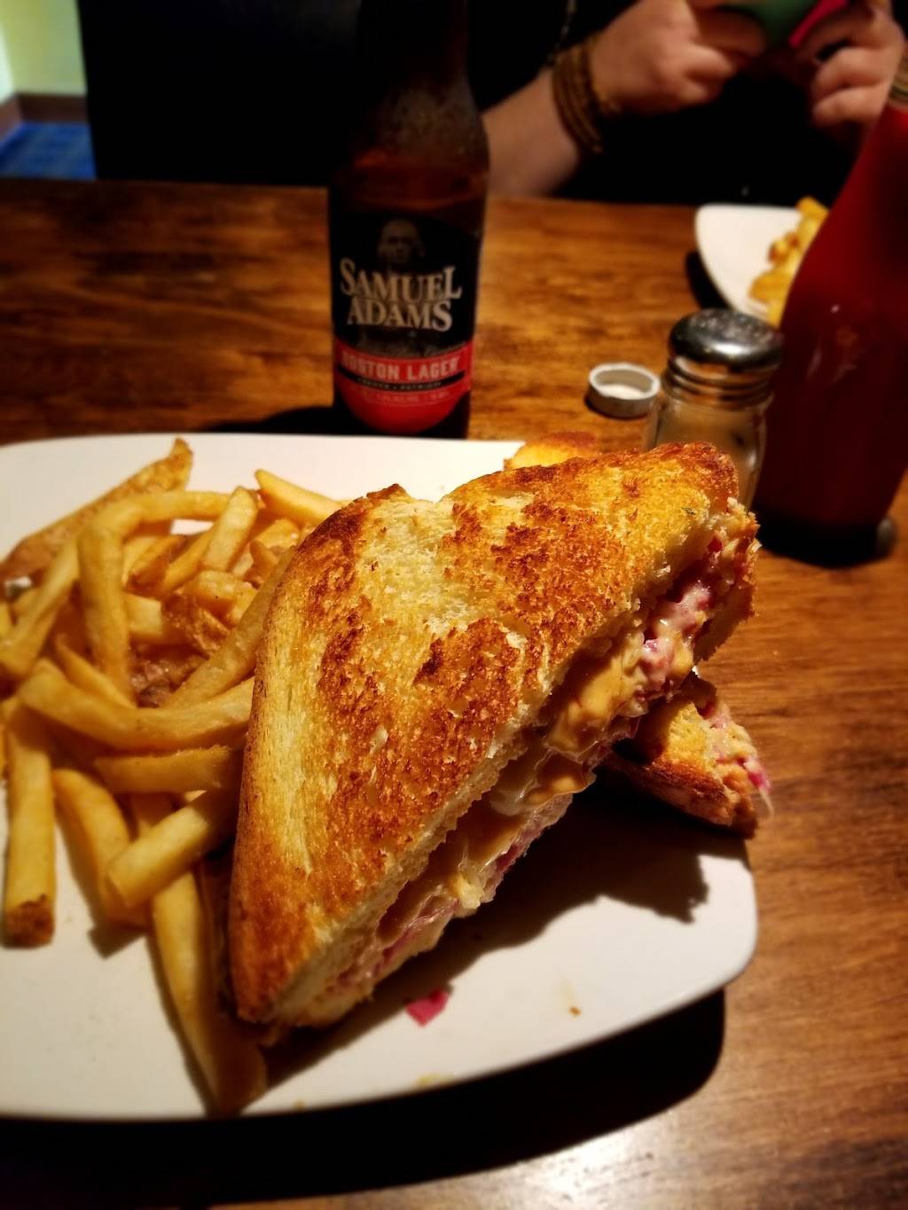 Dark Horse Tavern | restaurant | 4312 E Genesee St, Syracuse, NY 13214, USA | 3154463180 OR +1 315-446-3180