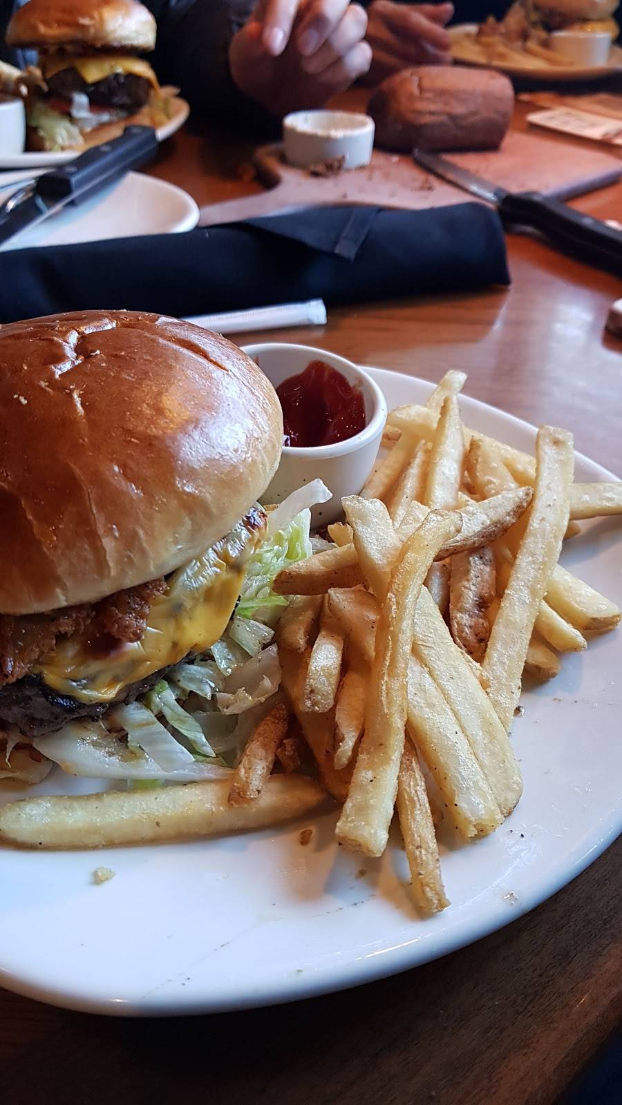 Outback Steakhouse | restaurant | 1067 Old Country Rd, Westbury, NY 11590, USA | 5163340518 OR +1 516-334-0518