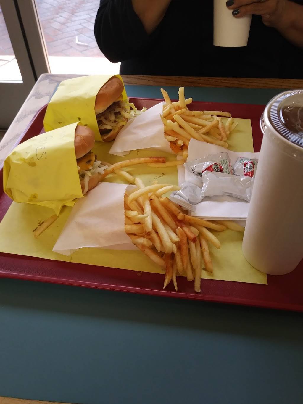 Chubbies Hamburgers | restaurant | 2908 De La Vina St, Santa Barbara, CA 93105, USA | 8056877113 OR +1 805-687-7113