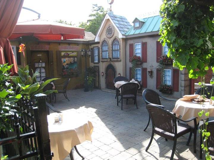 West Plains Bistro | restaurant | 133 Plains Rd E, Burlington, ON L7T 2L3, Canada | 9053339449 OR +1 905-333-9449