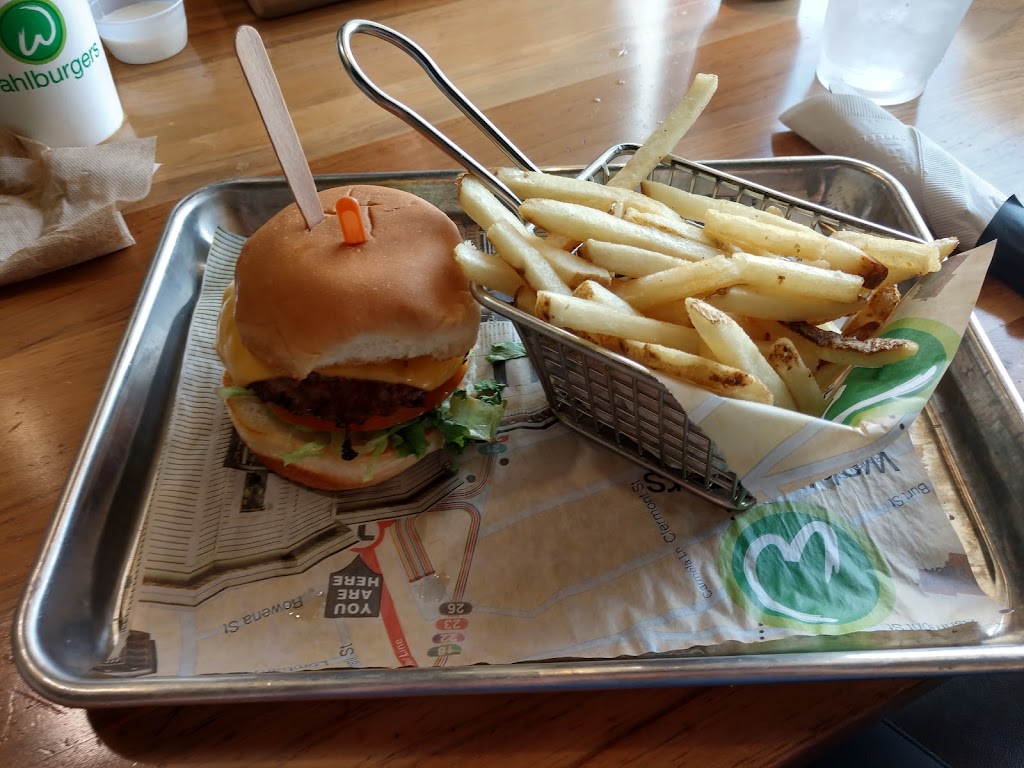 Wahlburgers | restaurant | 4064 E 53rd St, Davenport, IA 52807, USA | 5633593120 OR +1 563-359-3120