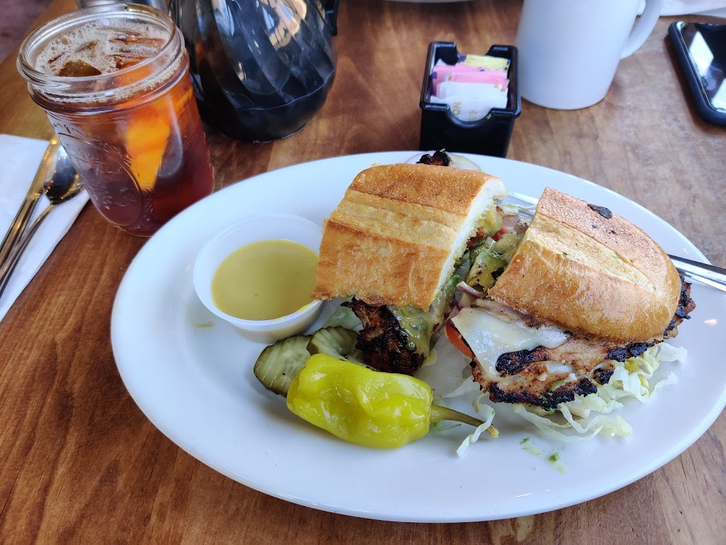 Ellies Mutt Hut & Vegetarian | cafe | 732 S State St, Ukiah, CA 95482, USA | 7074685376 OR +1 707-468-5376