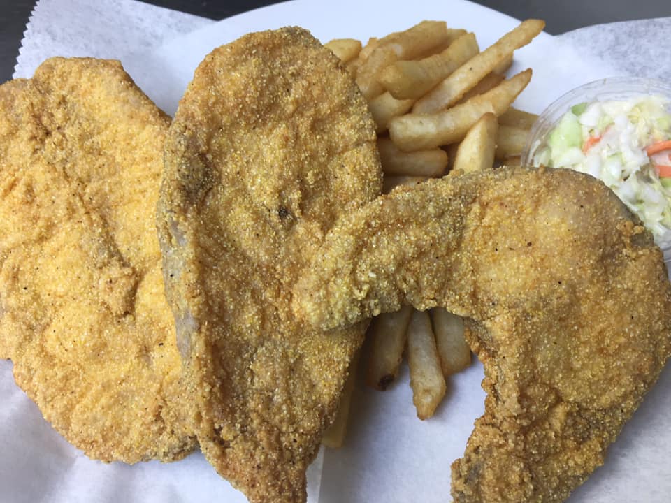 Sharks Fish & Chicken | restaurant | 2411 W 119th St, Blue Island, IL 60406, USA | 7083712700 OR +1 708-371-2700