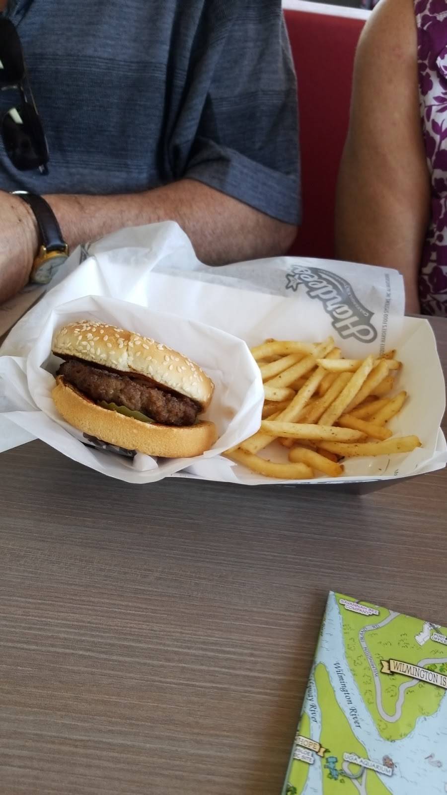 Hardees | restaurant | 1 Gateway Blvd S, Savannah, GA 31419, USA | 9129253869 OR +1 912-925-3869