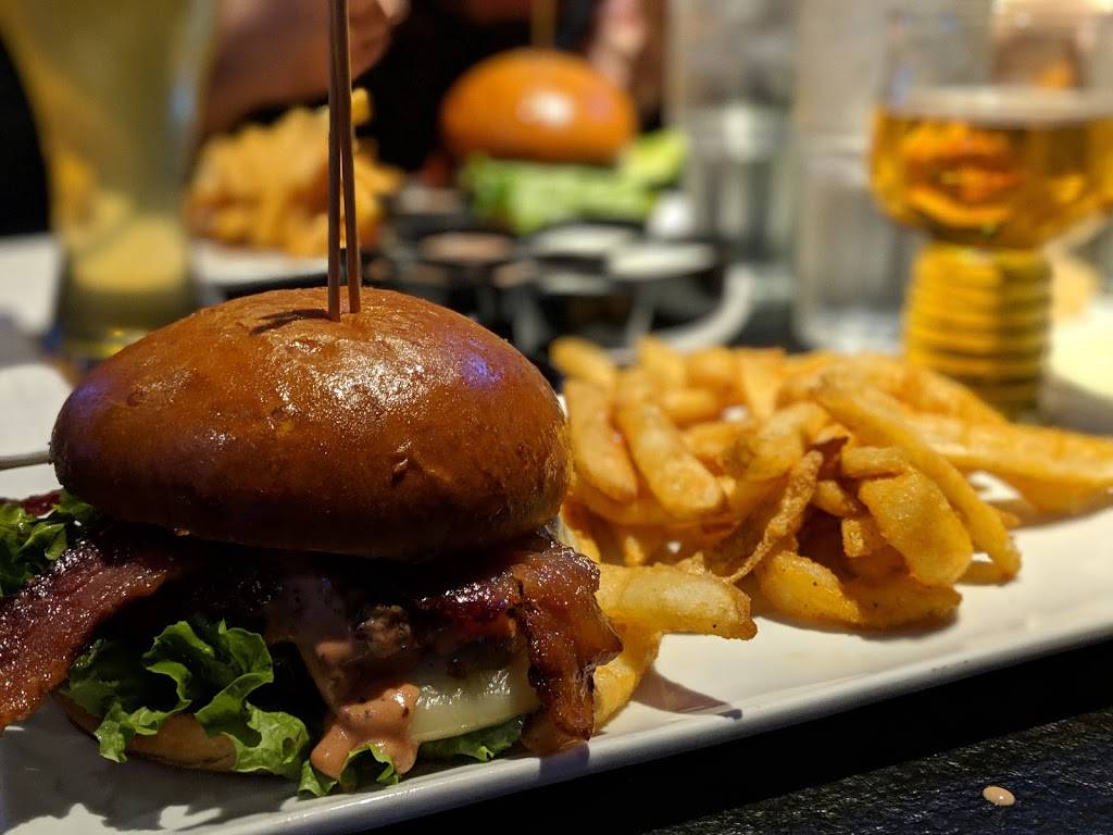 Coltons Social House | restaurant | 1150 Shaw Ave, Clovis, CA 93612, USA | 5597216655 OR +1 559-721-6655